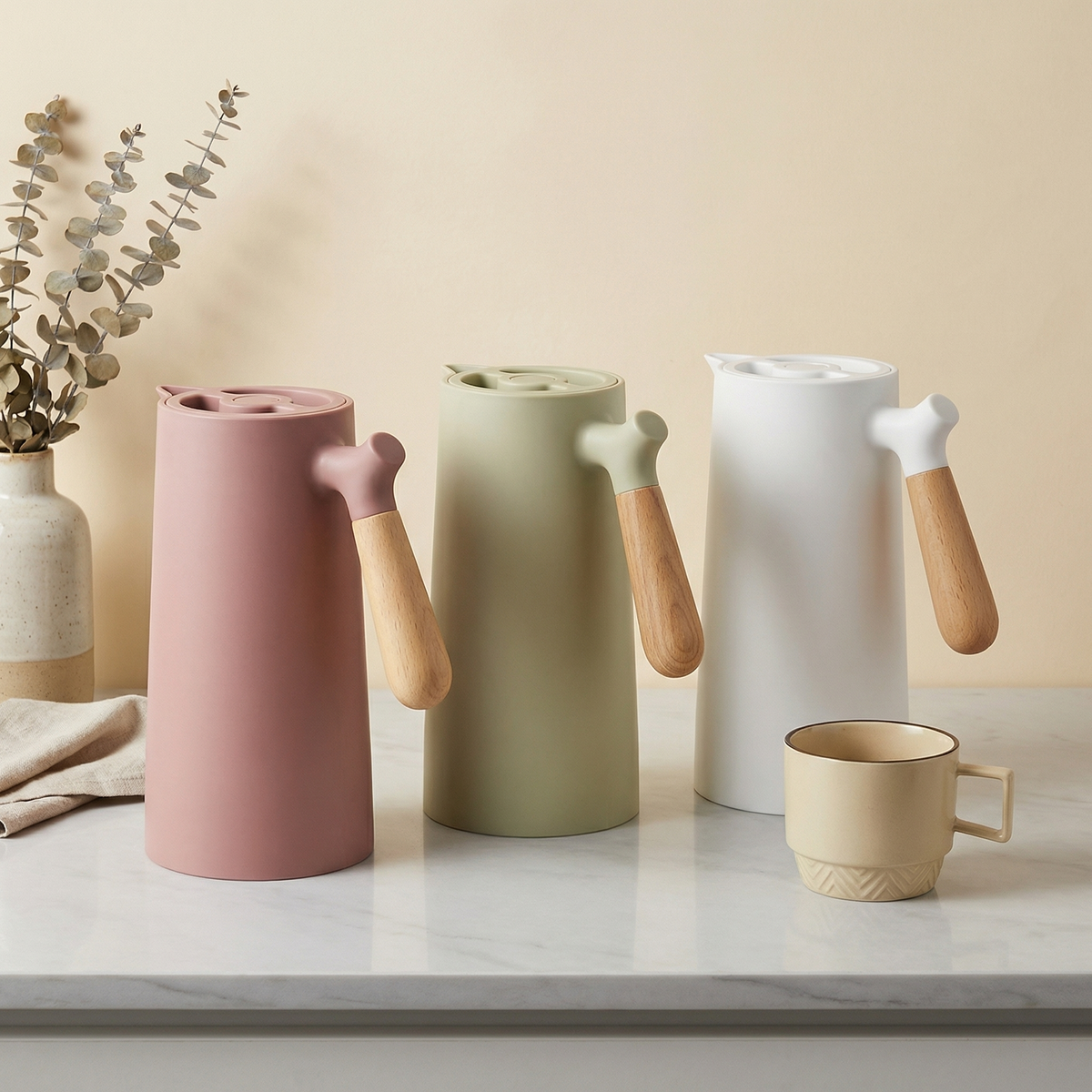 Elegant Insulated Glass Carafe with Wooden Handle for Optimal Temperature Control