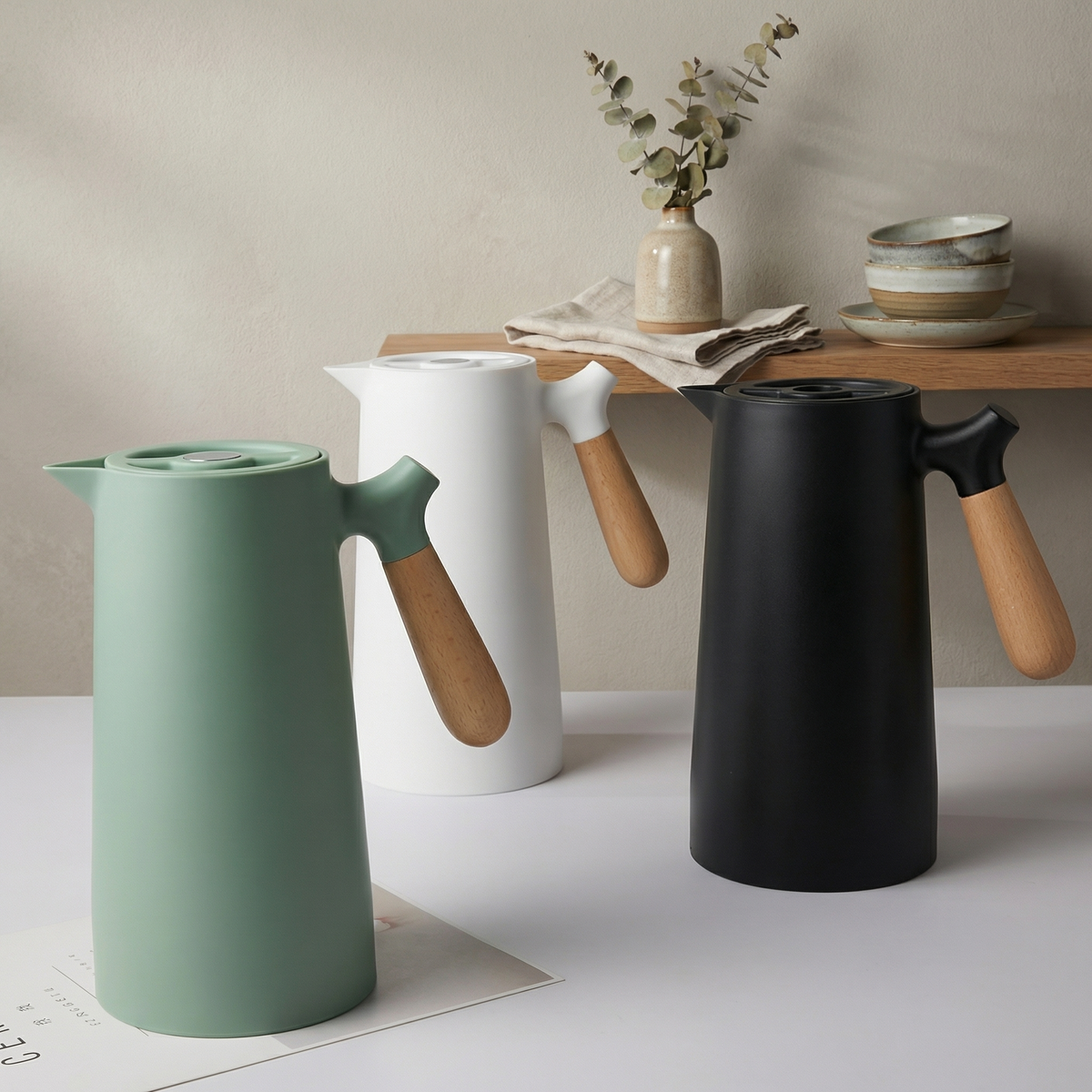 Elegant Insulated Glass Carafe with Wooden Handle for Optimal Temperature Control