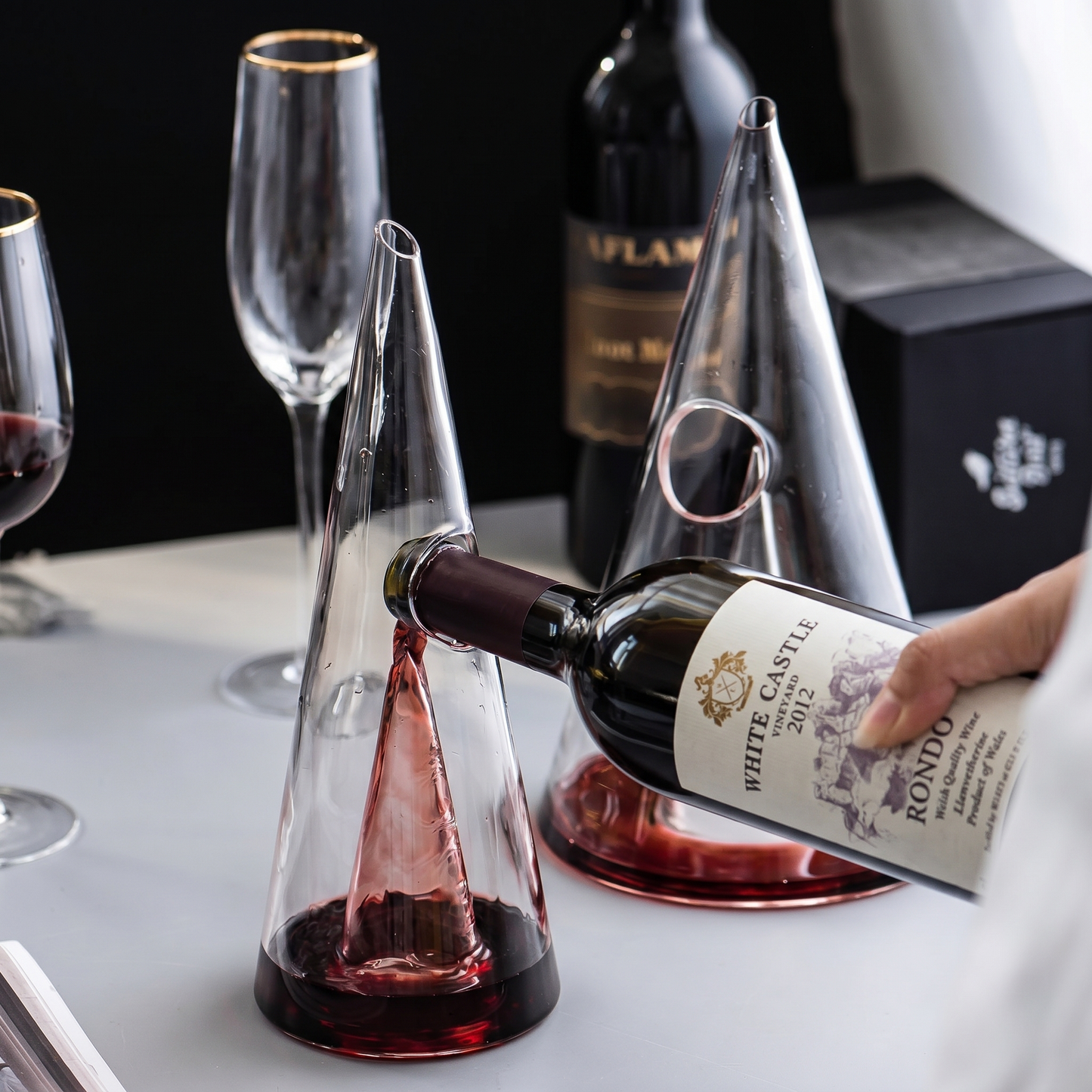Elegant Glass Cone Wine Decanter with Optimal Aeration