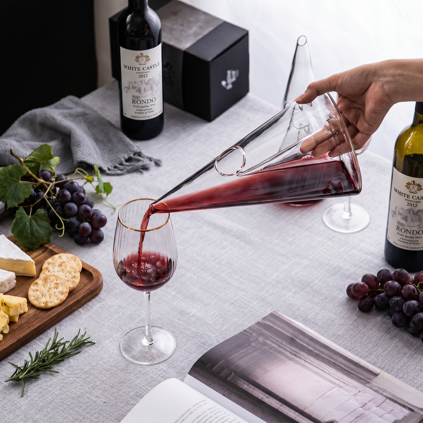 Elegant Glass Cone Wine Decanter with Optimal Aeration